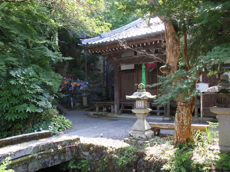 The Jizō-dō hall beside the spring-fed Jizō River in the old post town of Samegai