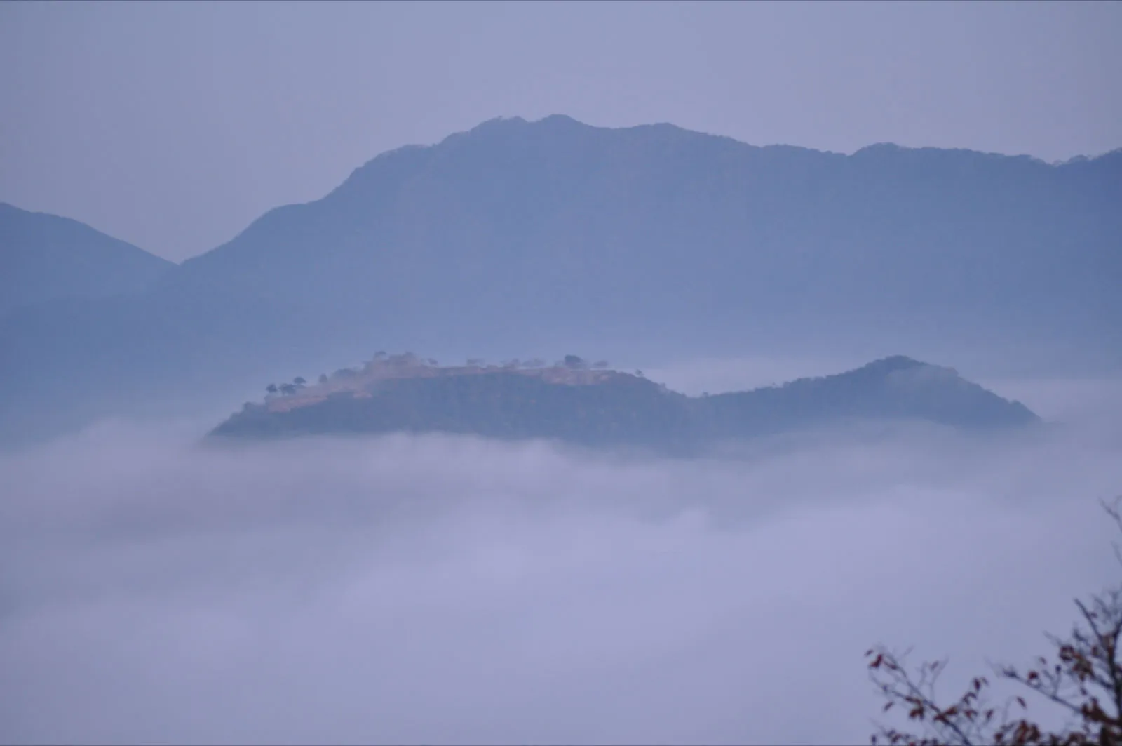 Takeda Castle ruins floating above a sea of clouds at dawn, seen from Ritsuunkyo
